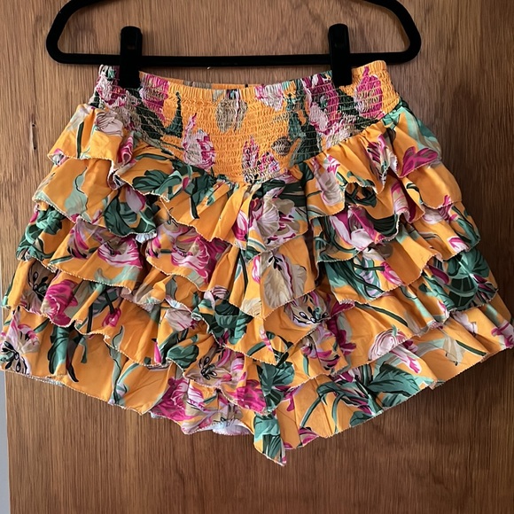 Ruffle skirt only worn a couple times. Super cute for summer! - Picture 2 of 3